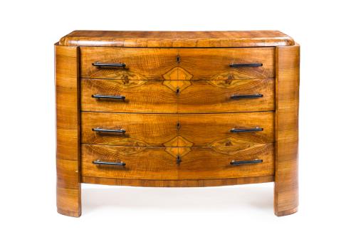 154   -  <p><span class="object_title">Cómoda Art Decó, c. 1930<br/>En madera de raíz de nogal, frente curvo con cuatro registros de cajones y tiradores en metal. </span><br></p>