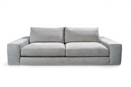 Sofá de dos plazas tapizado en chenilla gris y dos butacas