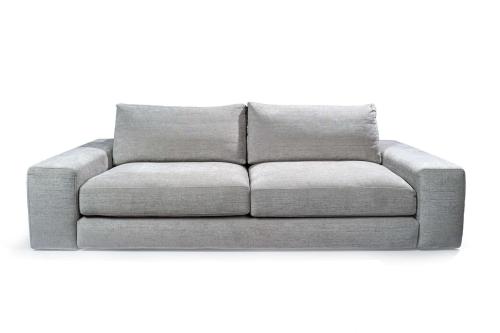 46   -  <p><span class="object_title">Sofá de dos plazas tapizado en chenilla gris y dos butacas a juego.</span><br></p>