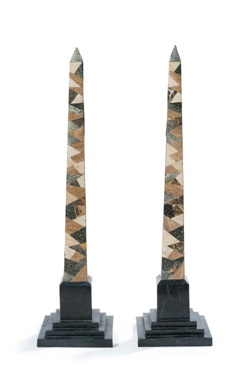Pareja de obeliscos con placas de mármol sobre estructura d
