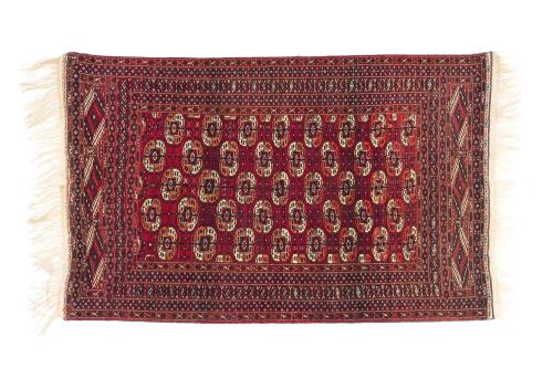 47   -  <p><span class="object_title">Alfombra persa  Bokhara  en lana anudada a mano, s. XX.<br/>Con decoración de medallones burdeos sobre campo gris. </span><br></p>