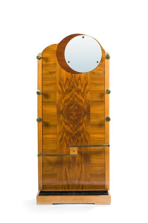 49   -  <p><span class="object_title">Perchero de recibidor con espejo, c.1930-40<br/>En madera de nogal con pomos en metal dorado. Espejo circular integrado en la parte superior.</span><br></p>