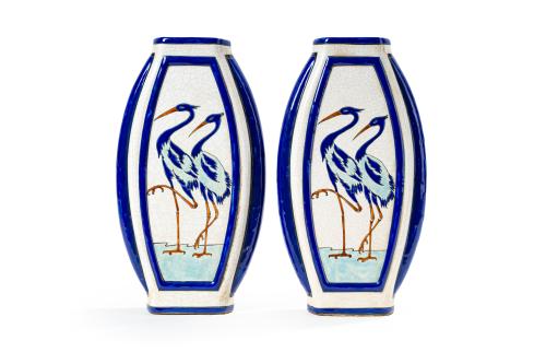 15   -  <p><span class="object_title">Pareja de jarrones en cerámica "craquelé" de Keralouve La Louvière, Bélgica, S. XX<br/>Con decoración esmaltada de cigueñas en azul. Marcas en la base. <br/> </span><br></p>
