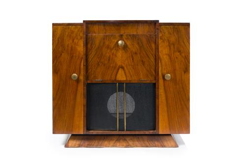 117   -  <p><span class="object_title">Mueble bar Art Decó, Francia c. 1930<br/>En madera de raíz de nogal, puerta central abatible que revela en su interior un compartimento a modo de bar con espejos y dos puertas laterales con baldas al interior. </span><br></p>