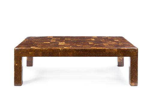 Mesa baja de centro en madera enchapada en coco. 