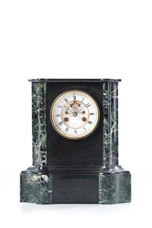 406   -  <p><span class="object_title">Reloj de sobremesa con escape visible estilo Napoleón III, c. 1900<br/>En mármol negro y verde veteado. De línea arquitectónica, esfera esmaltada en blanco con numeración romana. Mecanismo cuerda a llave. Con llave. </span><br></p>