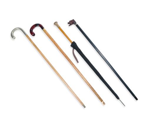 Lote formado por tres bastones y paragüas para señora. 