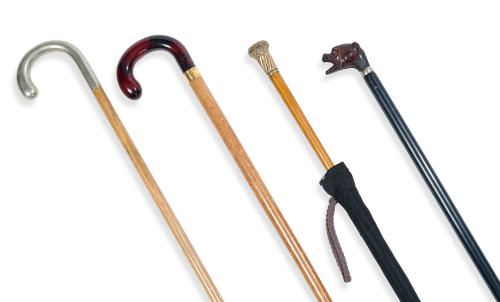 Lote formado por tres bastones y paragüas para señora. 