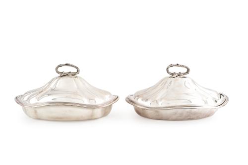 Pareja de fuentes con tapa para barco en plateado. 