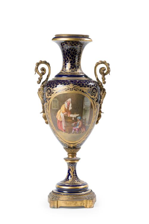 Jarrón estilo Sévres en porcelana azul cobalto con escena g