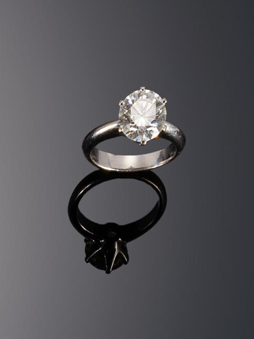 614   -  <p><span class="object_title">Importante solitario con diamante de 3,11cts</span></p>