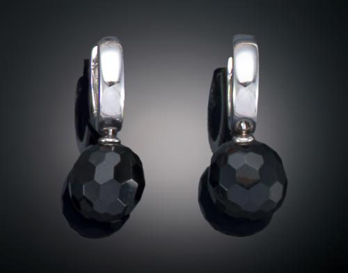 PENDIENTES CON ÁGATA NEGRA EN ORO BLANO DE 18 K