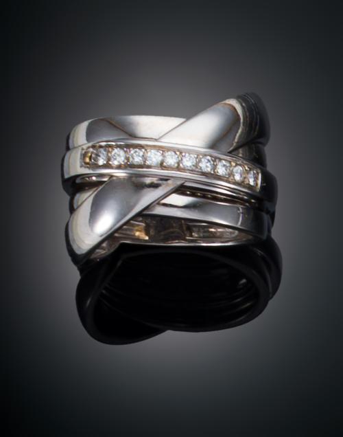 946   -  <p><span class="object_title">SORTIJA LINEAS CRUZADAS CON DIAMANTES EN ORO BLANCO DE 18 K</span></p>