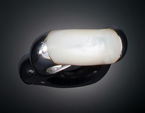 SORTIJA CON IMITACIÓN NÁCAR EN ORO BLANCO DE 18