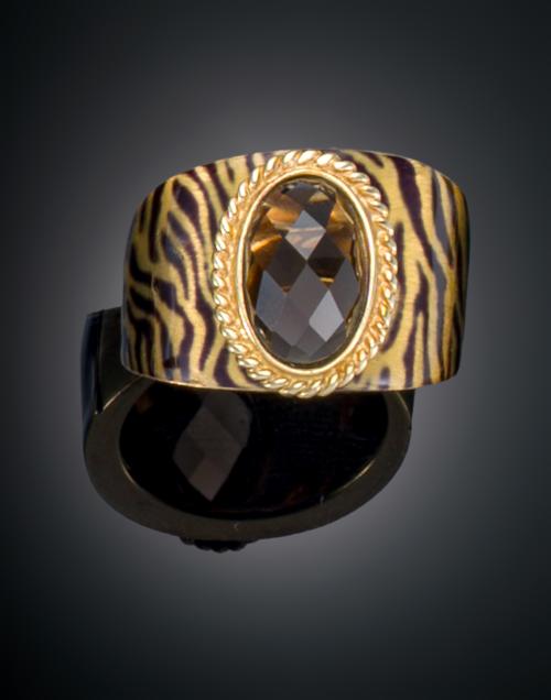 SORTIJA EN ESMALTE Y CUARZO AHUMADO EN ORO AMARILLO DE 18 K