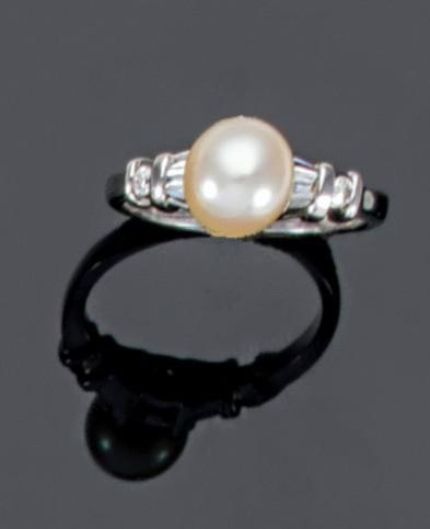 SORTIJA CON PERLA Y DIAMANTES EN ORO BLANCO DE 18K 