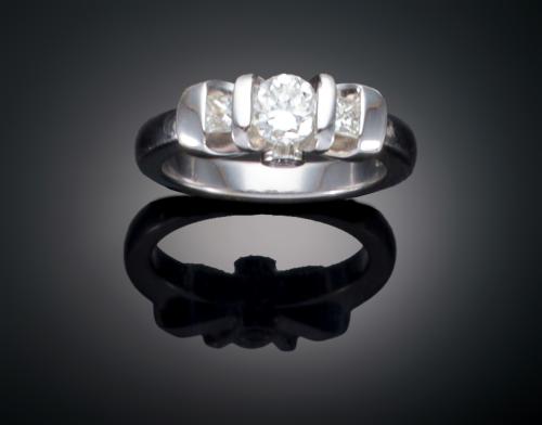 SORTIJA CON TRES DIAMANTES EN ORO BLANCO DE 18 K