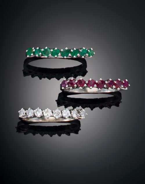 LOTE DE TRES SORTIJAS CON DIAMANTES, ESMERALDAS Y RUBÍES EN