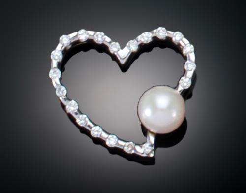 COLGANTE CORAZÓN CON DIAMANTES Y PERLA EN ORO BLANCO DE 18 K
