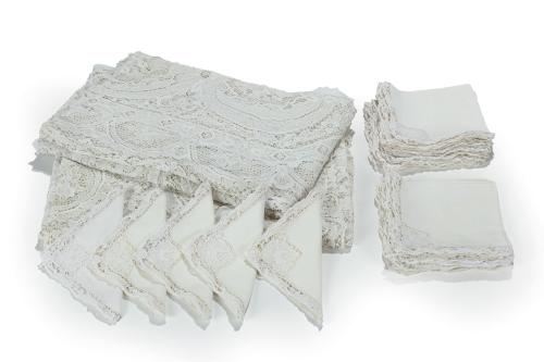 104   -  <p><span class="object_title">Pareja de mantelerias en guipur color crudo a juego con 12 servilletas cada una (cuatro de ellas son de similar modelo). </span><br></p>