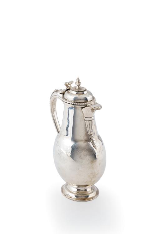 93   -  <p><span class="object_title">Jarra en plata española punzonada con marcas de Sevilla, Blas Amat y A. Pérez. S. XVIII. Pieza de colección.</span><br></p>