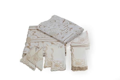 100   -  <p><span class="object_title">Pareja de mantelerías en hilo color beige con bordado Richelier. Con 12 servilletas a juego cada una.  </span><br></p>