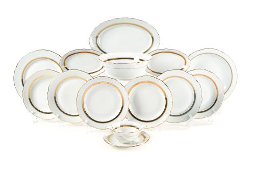 Vajilla en porcelana blanca de limoges con filo de espiga. 