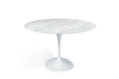 Siguiendo modelos de Eero SaarinenMesa de comedor "Tulip"