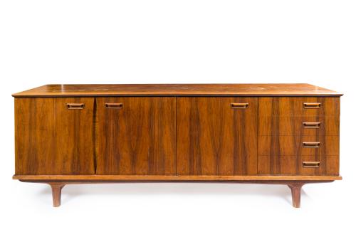 Aparador danés, años 60.En madera de palisandro, tres pue