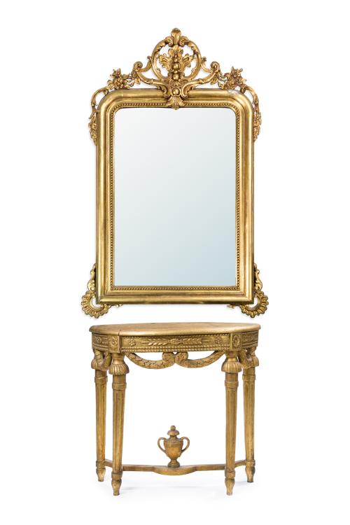 Consola de estilo neoclásico en madera tallada y dorada. So