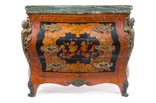 Cómoda bombé de estilo Luis XV en madera tallada y ebonizad