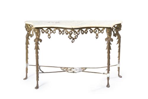 Consola en metal dorado y calado. C. 1900. 