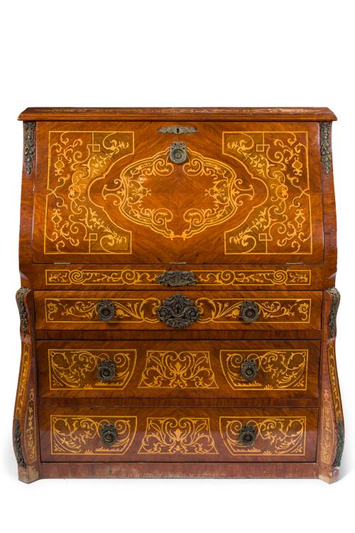 347   -  <p><span class="object_title">Cómoda-escritorio en madera con frente decorado con motivos vegetales en marquetería de maderas finas. Tapa frontal abatible, y tres cajones en cintura.<br/>Aplicaciones en bronce dorado. </span><br></p>
