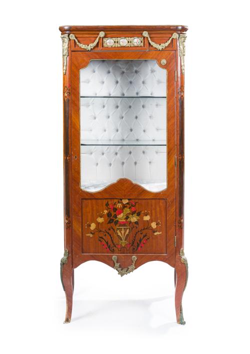 Vitrina de estilo Luis XV en madera con decoración pintada