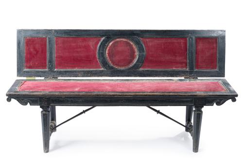 442   -  <p><span class="object_title">Banco español del siglo XVI. <br/>En madera con respaldo reclinable. Asientos y respaldos forrados en seda roja. Algunas faltas. </span><br></p>