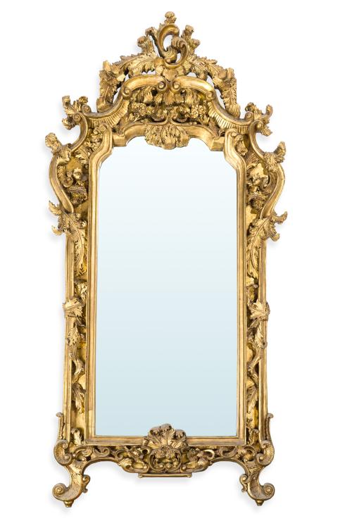 204   -  <p><span class="object_title">Gran espejo de estilo barroco. S. XIX.<br/>Con marco en madeta tallada y dorada con decoración con hojas de acanto, tornapuntas y flores. <br/>Gran copete tallado y venera central en su parte inferior. </span><br></p>