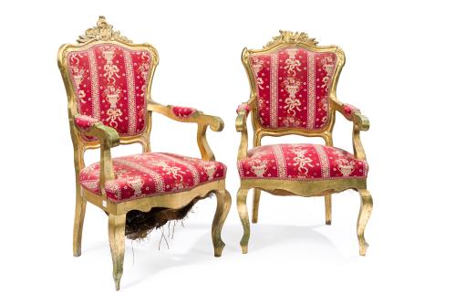 Juego de tresillo y dos sillas estilo Luis XV, S. XIX.En 