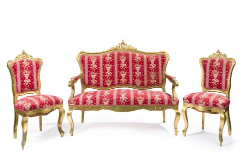 Juego de tresillo y dos sillas estilo Luis XV, S. XIX.En 