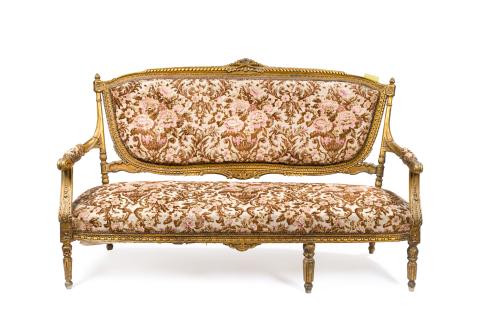 205   -  <p><span class="object_title">Tresillo de estilo Luis XVI, S. XIX. <br/>En madera tallada y dorada con decoración vegetal con hojas de acanto y remate de antorchas.</span><br></p>