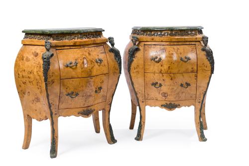 367   -  <p><span class="object_title">Pareja de pequeñas cómodas bombé de estilo Luis XV en madera de raíz. C. 1900.</span><br></p>