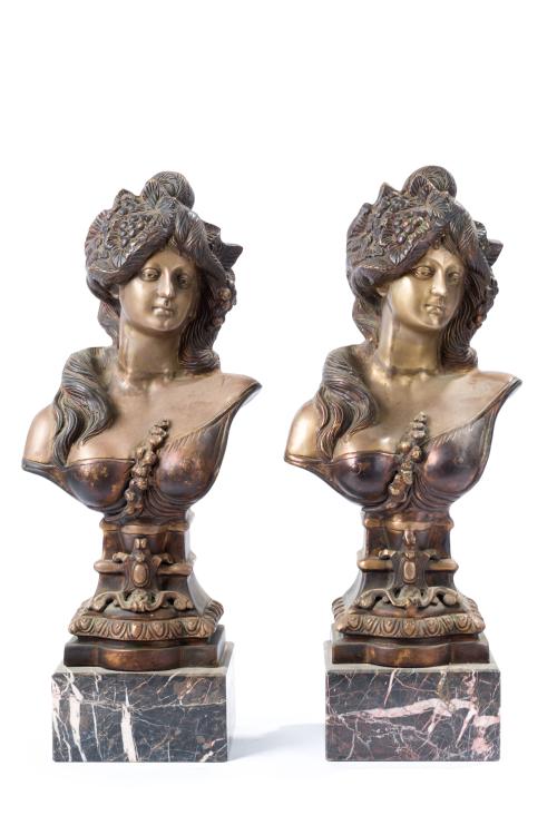 Pareja de decorativos bustos alegóricos báquicos de influen