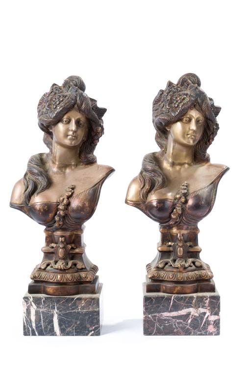 Pareja de decorativos bustos alegóricos báquicos de influen
