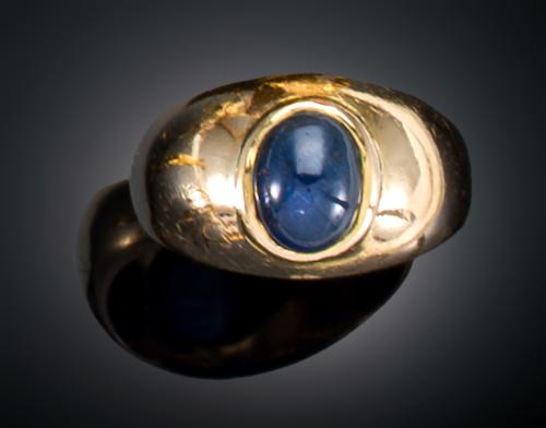 SORTIJA TIPO SELLO CON ZAFIRO EN ORO AMARILLO DE 18 K