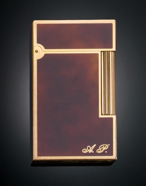 ENCENDEDOR S.T. DUPONT EN LACA MARRÓN CON DECORACIÓN DORADA