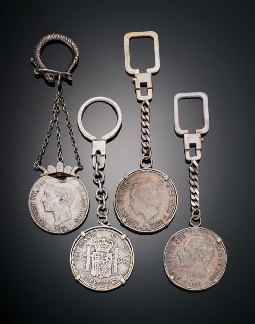 1144   -  <p><span class="object_title">LOTE DE CUATRO LLAVEROS CON MONEDAS DE 5 PESETAS DE ALFONSO XII EN PLATA </span></p>