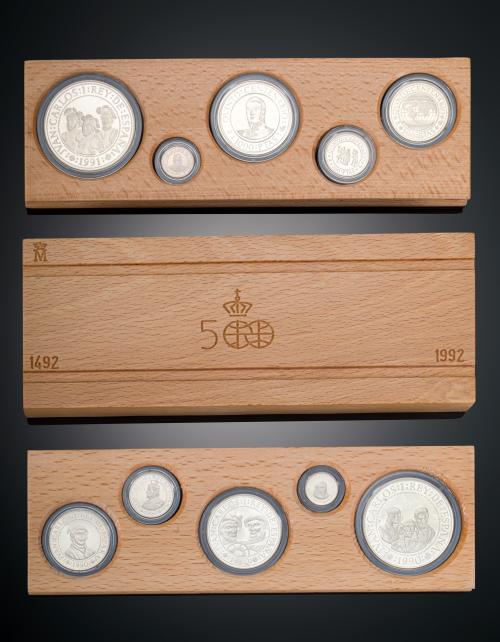 1143   -  <p><span class="object_title">DOS SET DE MONEDAS CONMEMORATIVAS DEL QUINTO CENTENARIO DEL DESCUBRIMIENTO DE AMÉRICA DE ESPAÑA DEL AÑO 1990, 1991</span></p>
