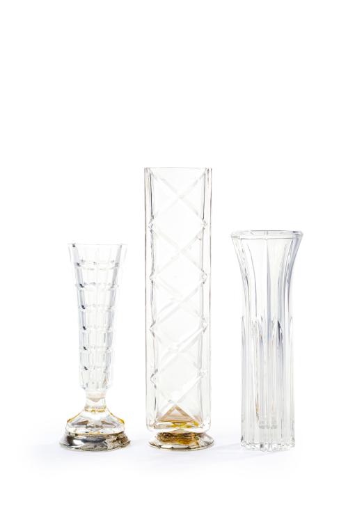 Lote formado por tres floreros en cristal tallado. Dos de e