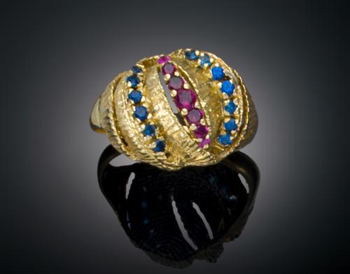 SORTIJA ESTILO BOMBÉ CON TRES LINEAS DE ZAFIROS Y RUBÍES