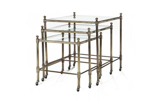 517   -  <p><span class="object_title">Juego de tres mesas nido en metal dorado y cristal. </span><br></p>