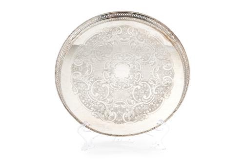 Bandeja redonda en plateado con galería calada. 